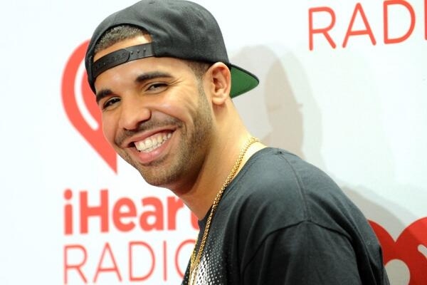 
	
	Điểm tương đồng giữa Drake và Rihanna trong việc chọn nghệ danh đi hát là đều giữ lại tên đệm của mình. Drake tên thật là Aubrey Drake Graham.